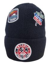 Kootud müts embleemidega - must