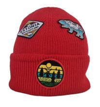 Kootud müts embleemidega - punane